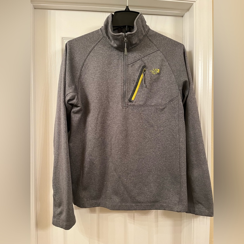 THE NORTH FACE GRAY MENS PULL OVER SWEATER. SIZE SMALL. DEFECTS ON THE LOGO